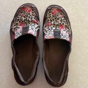 Ariat cruisers pink floral leopard print and dark brown suede size 9 B